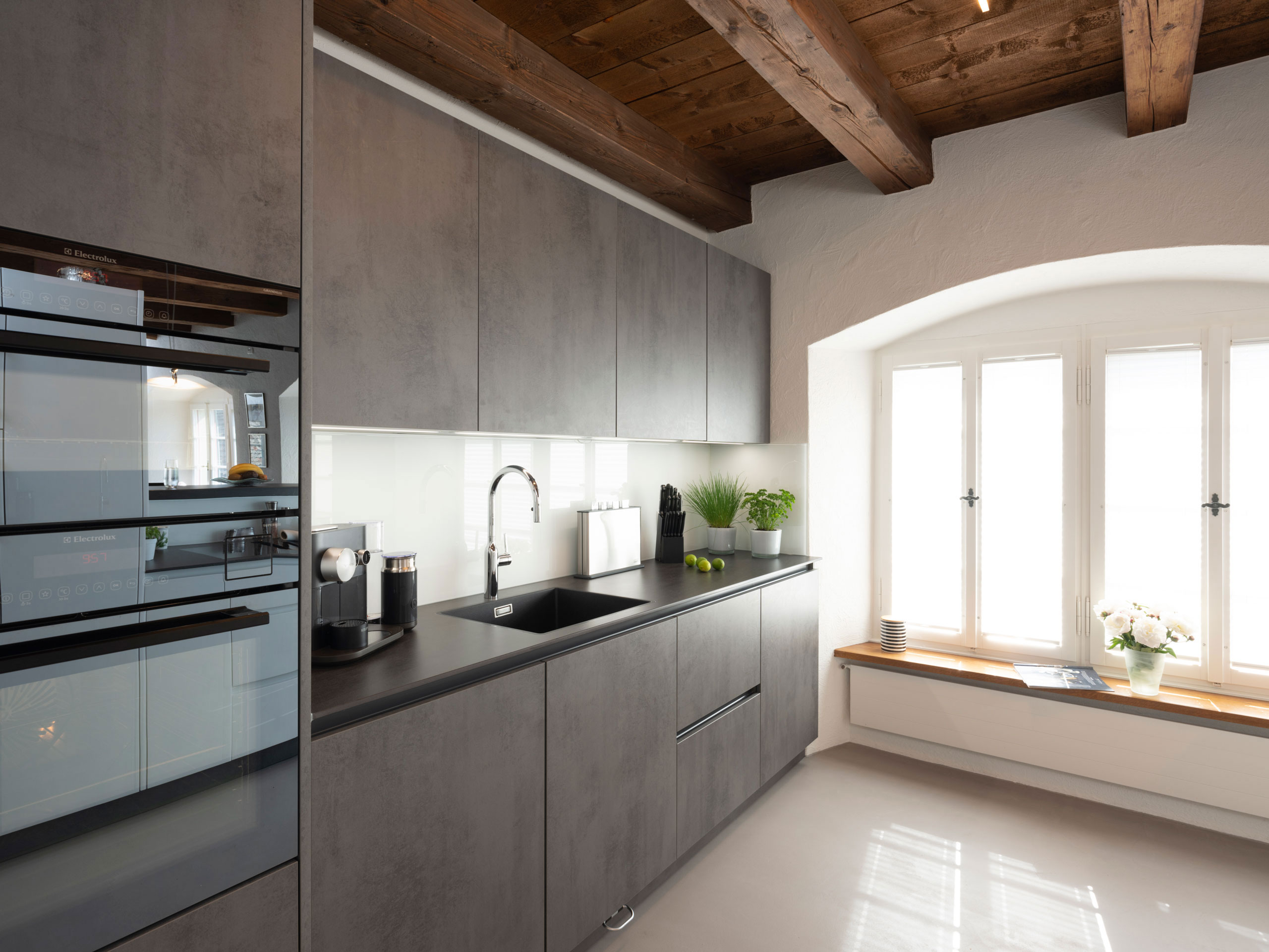 Graue Küche in Altbau-Wohnung mit modernem Touch