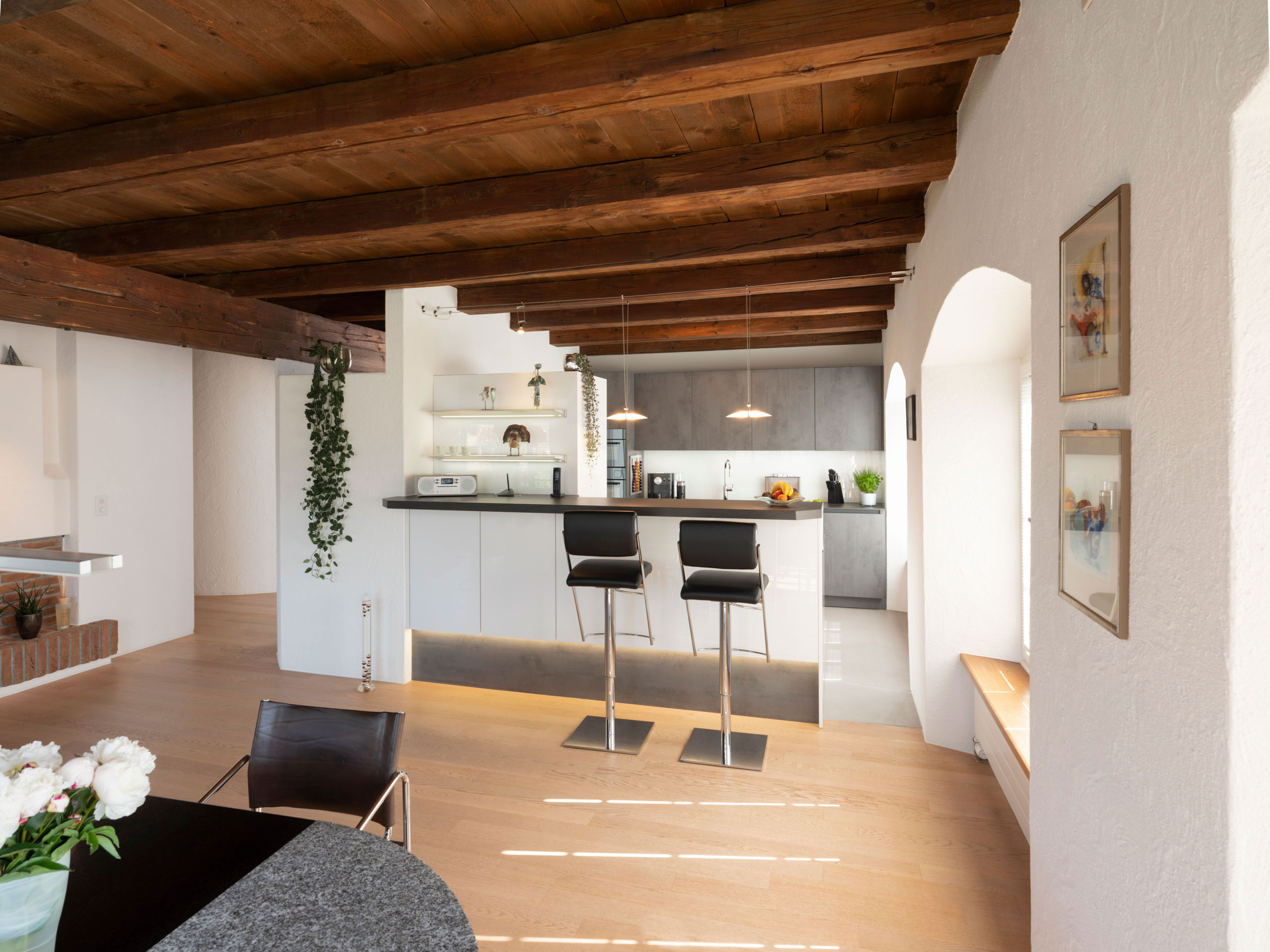 Graue Küche in Altbau-Wohnung mit modernem Touch
