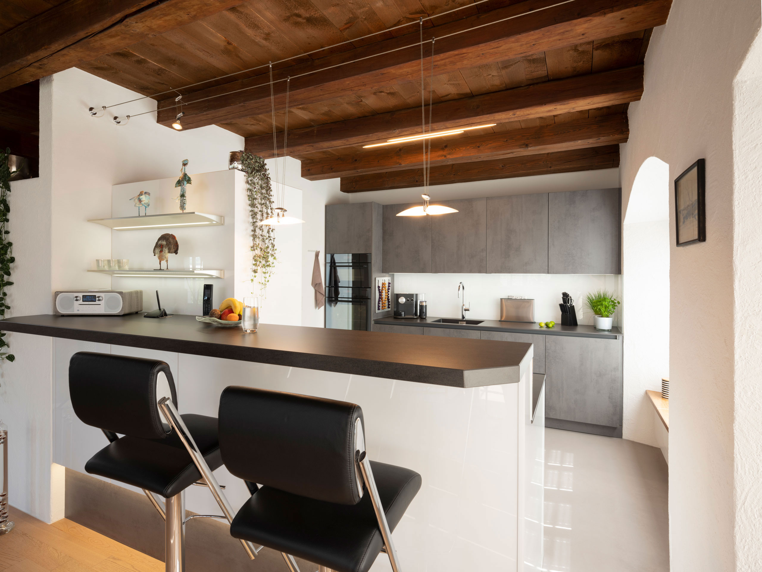 Graue Küche in Altbau-Wohnung mit modernem Touch