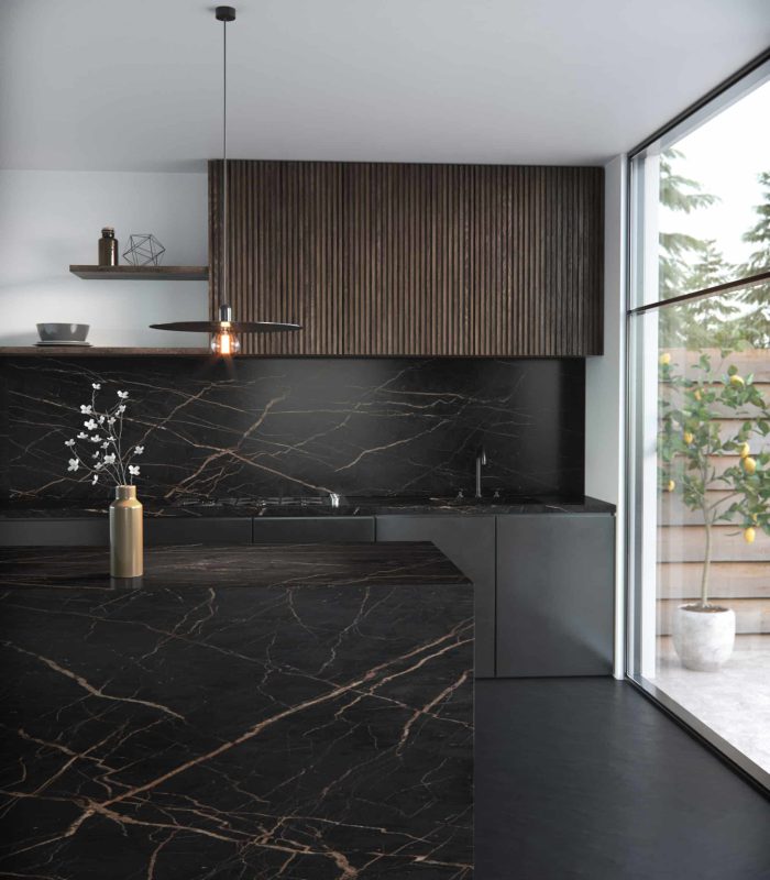 Moderne, dunkle Designküche mit Keramik-Dekor und Holzrillen