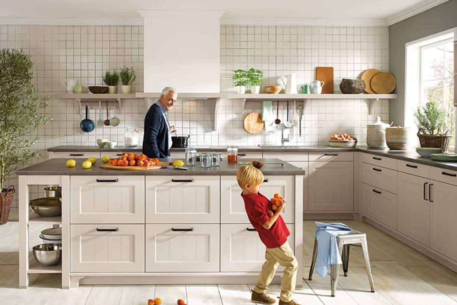 Große Landhausküche mit Kochinsel in beige für Familie