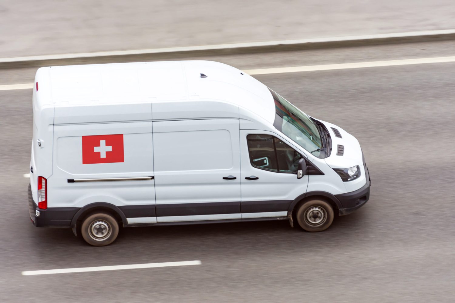 Liefertransporter mit schweizer Flagge