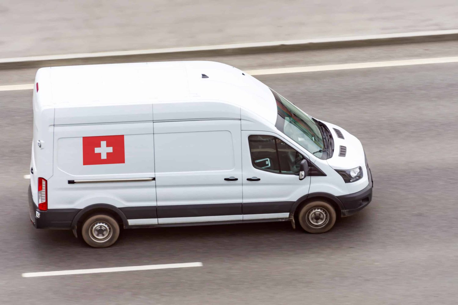 Liefertransporter mit schweizer Flagge