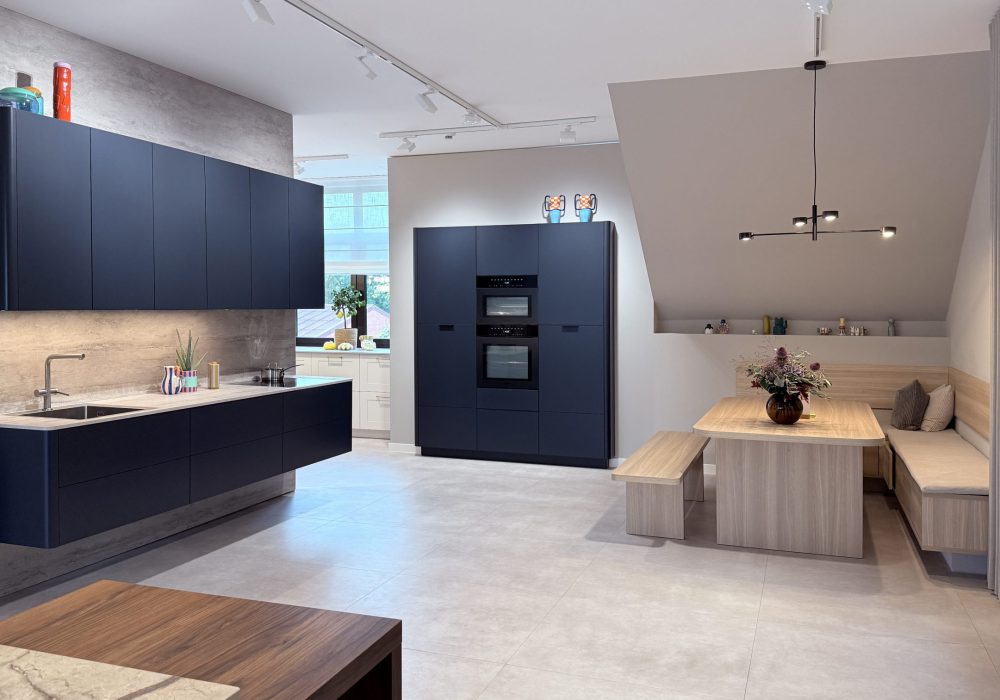Elegante, schwebende Küche mit tiefblauen Fronten