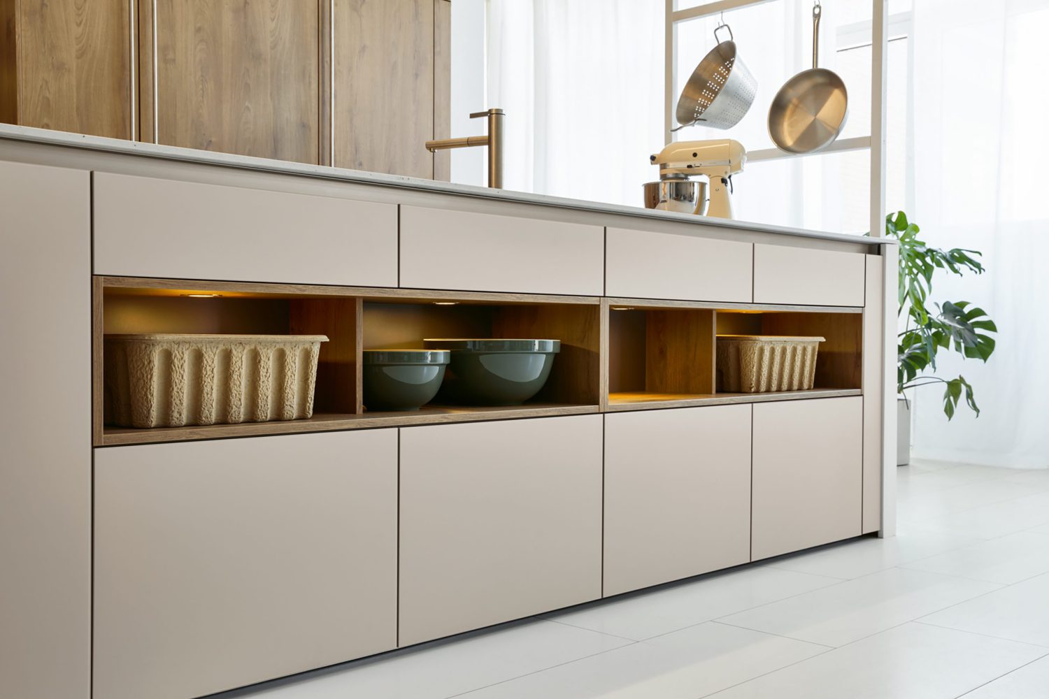 Moderne Küche mit Holzelementen