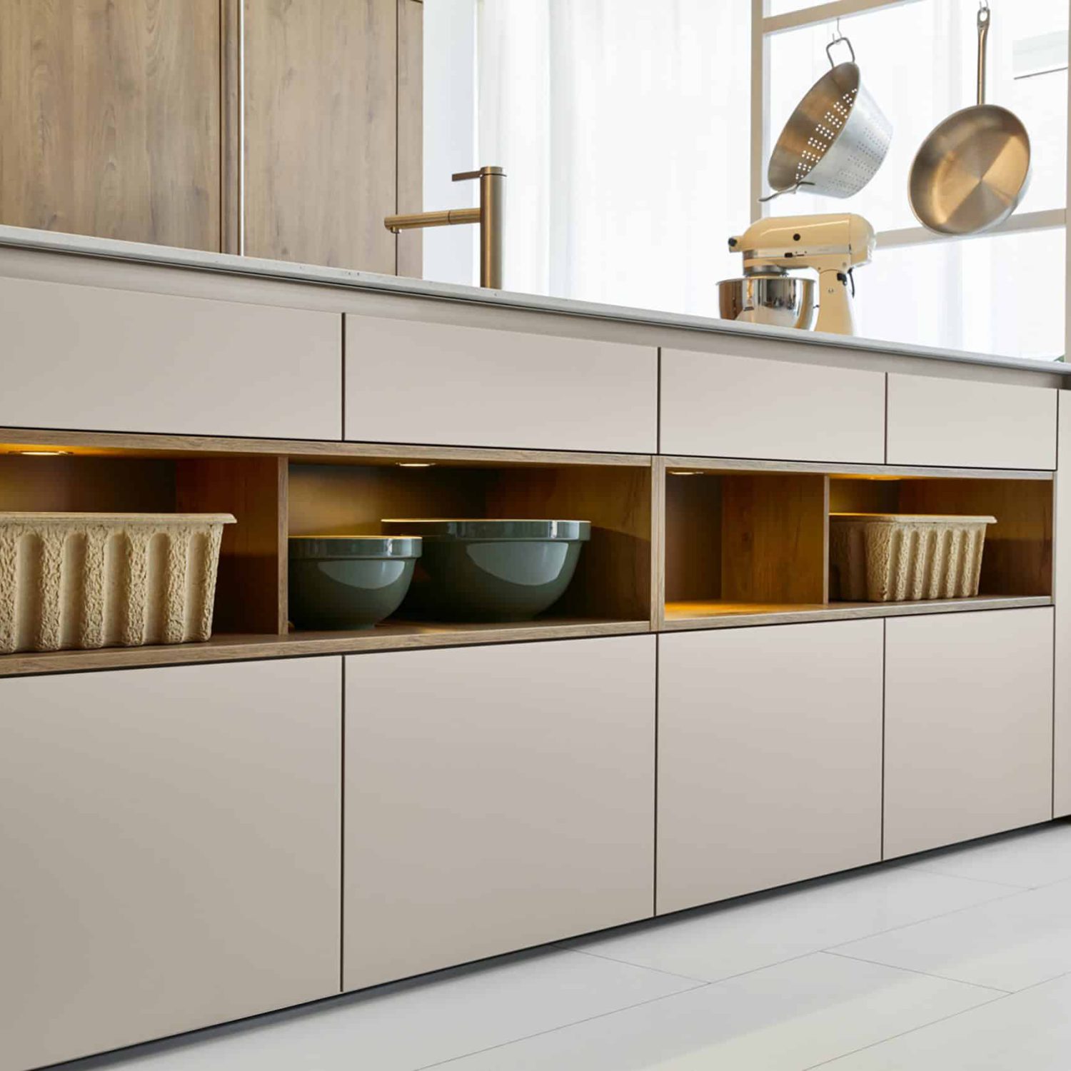 Moderne Küche mit Holzelementen