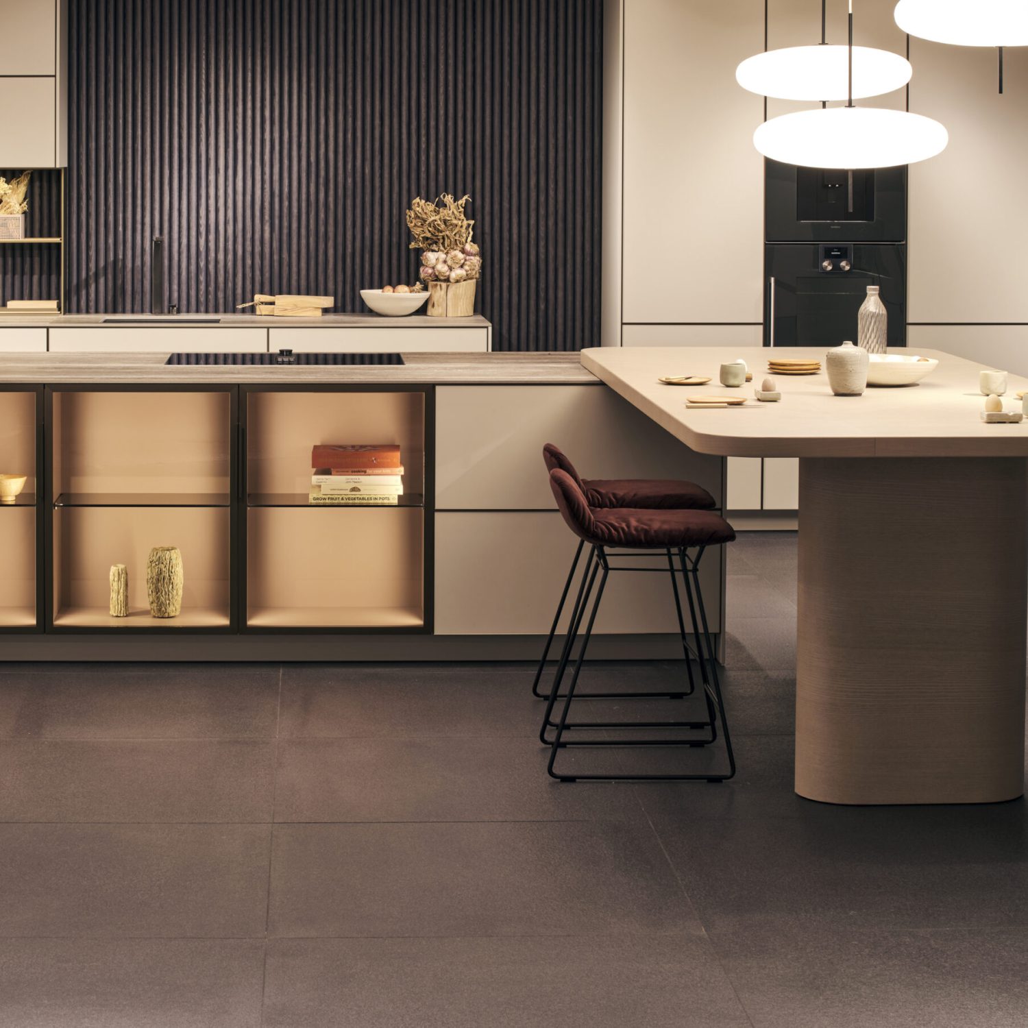 Modern, exklusive Küche in beige mit Ansetztisch