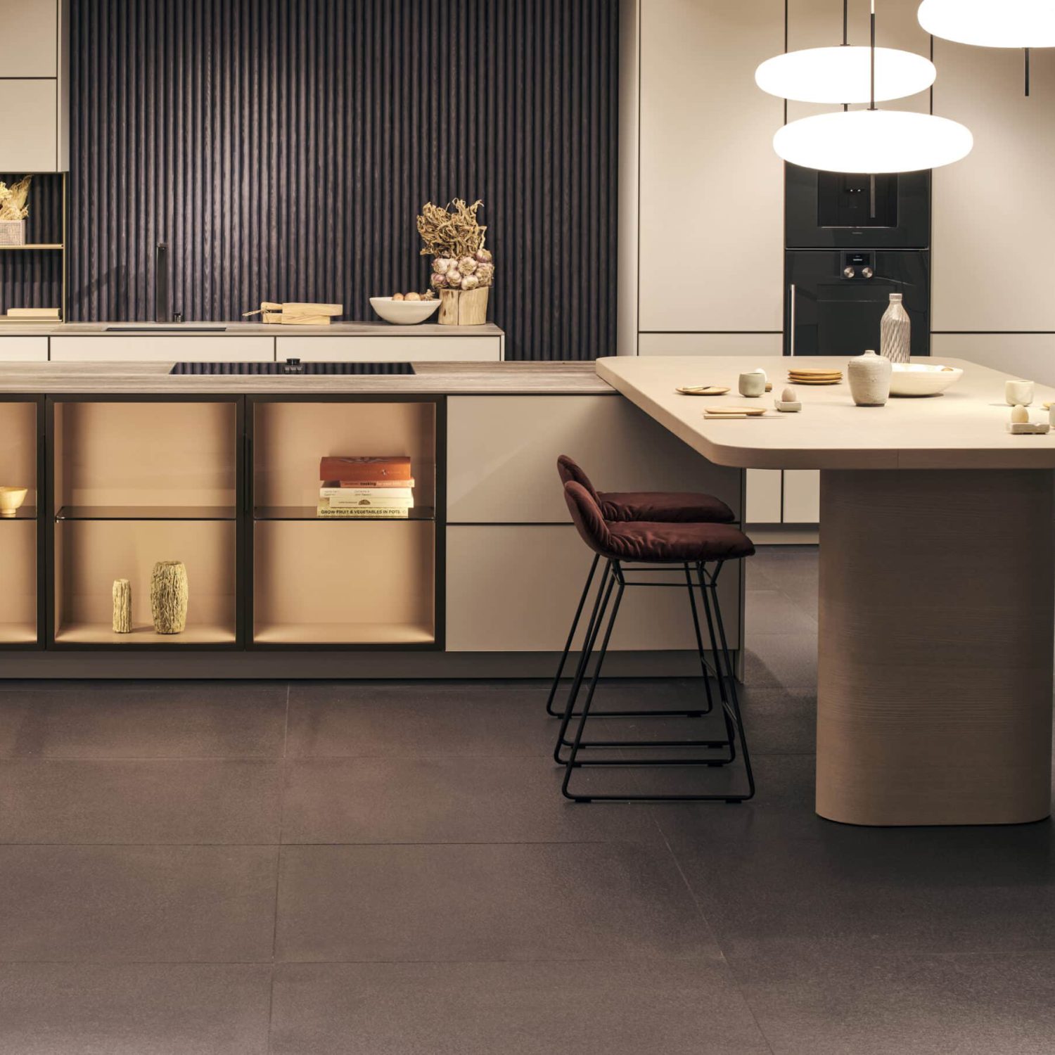 Modern, exklusive Küche in beige mit Ansetztisch