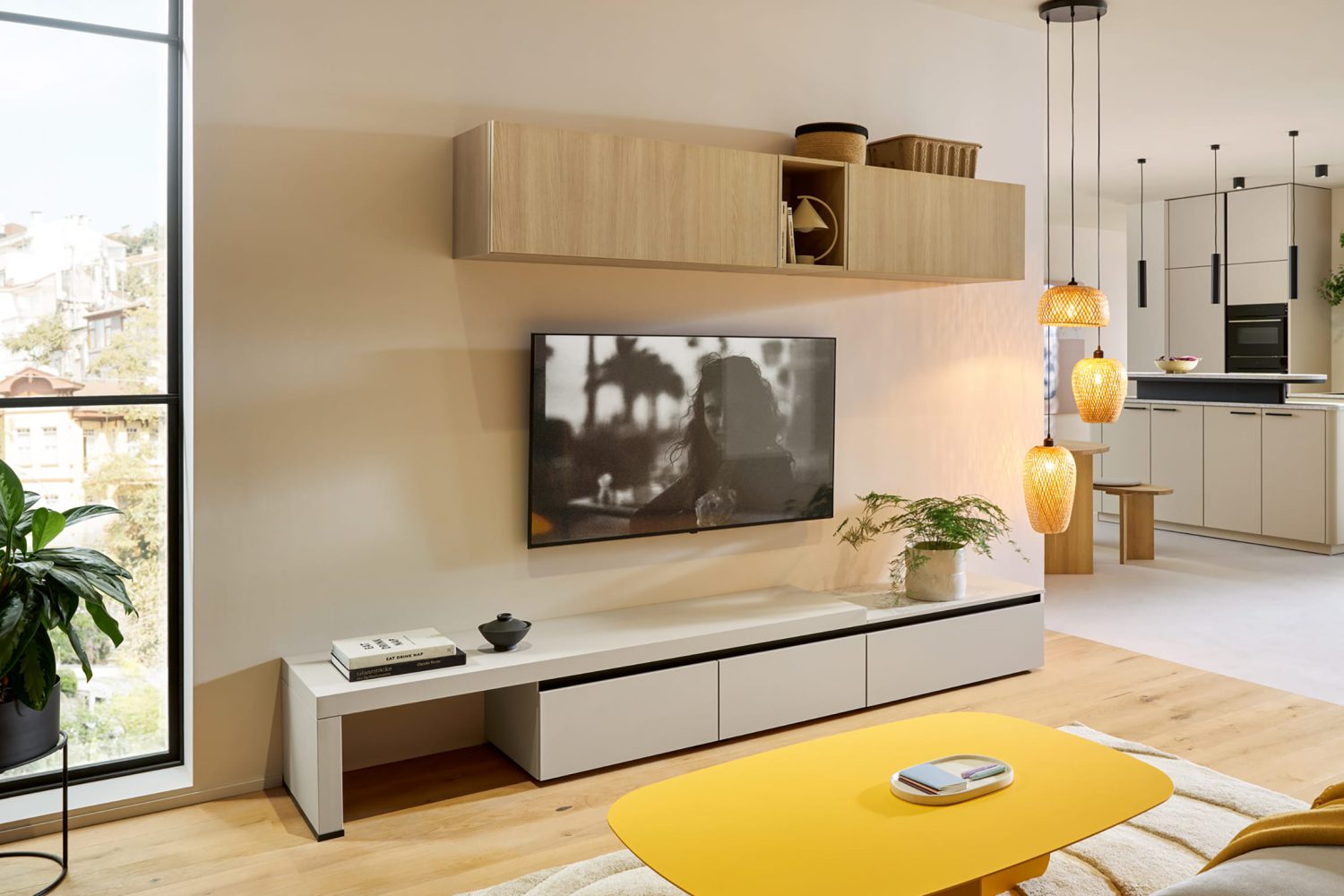 Helle Wohnwand in beige mit Holzoptik, passend zur Küche von Schüller
