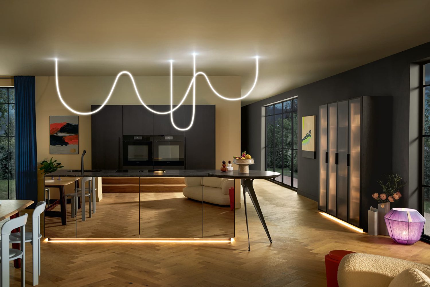 Moderne, exklusive Küche mit Spiegelfront und rundem Ansetztisch
