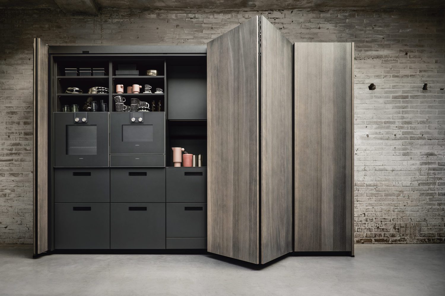 Der Pocket-door-Schrank von next125 in Holzoptik und schwarz