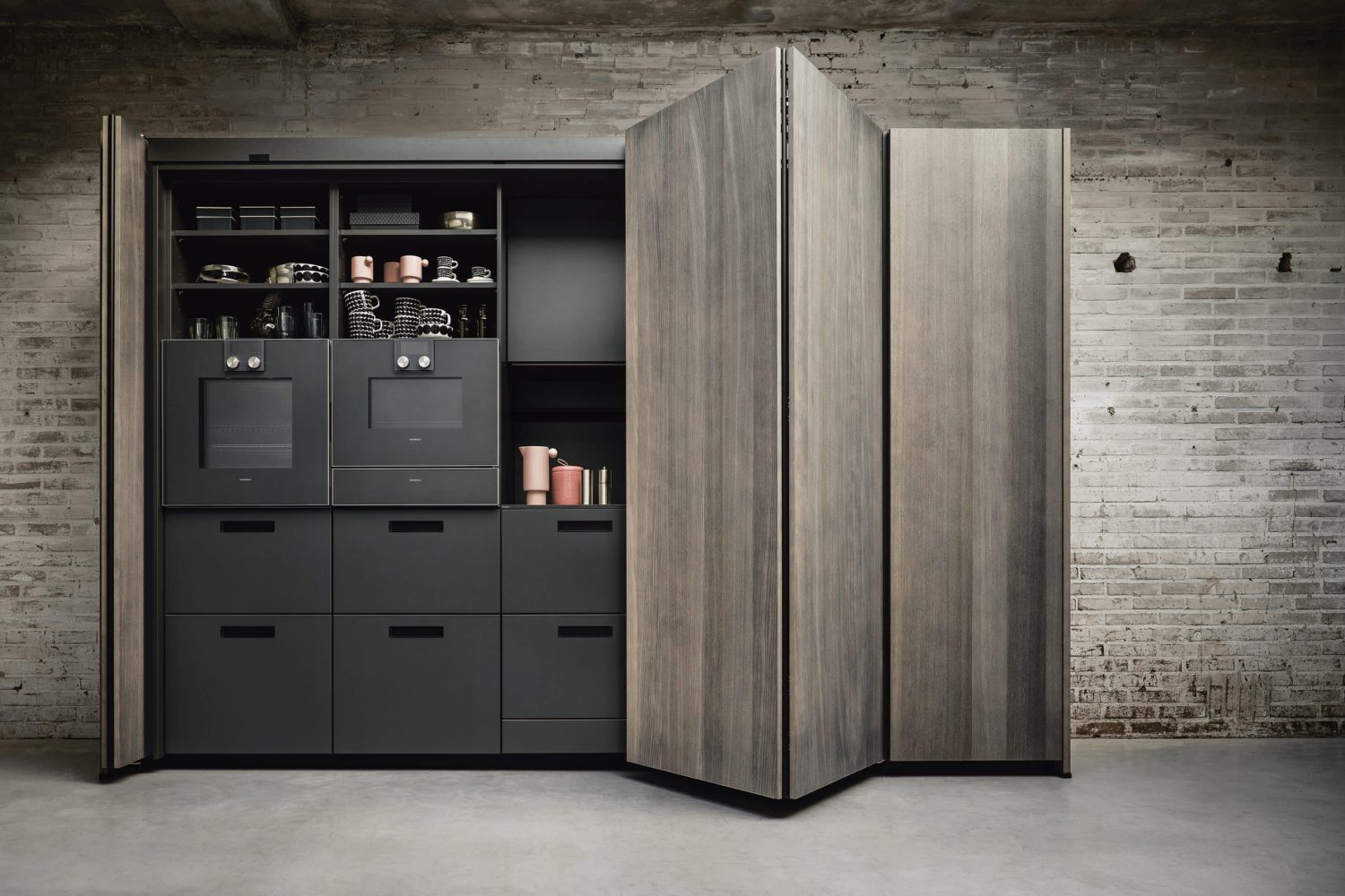 Der Pocket-door-Schrank von next125 in Holzoptik und schwarz