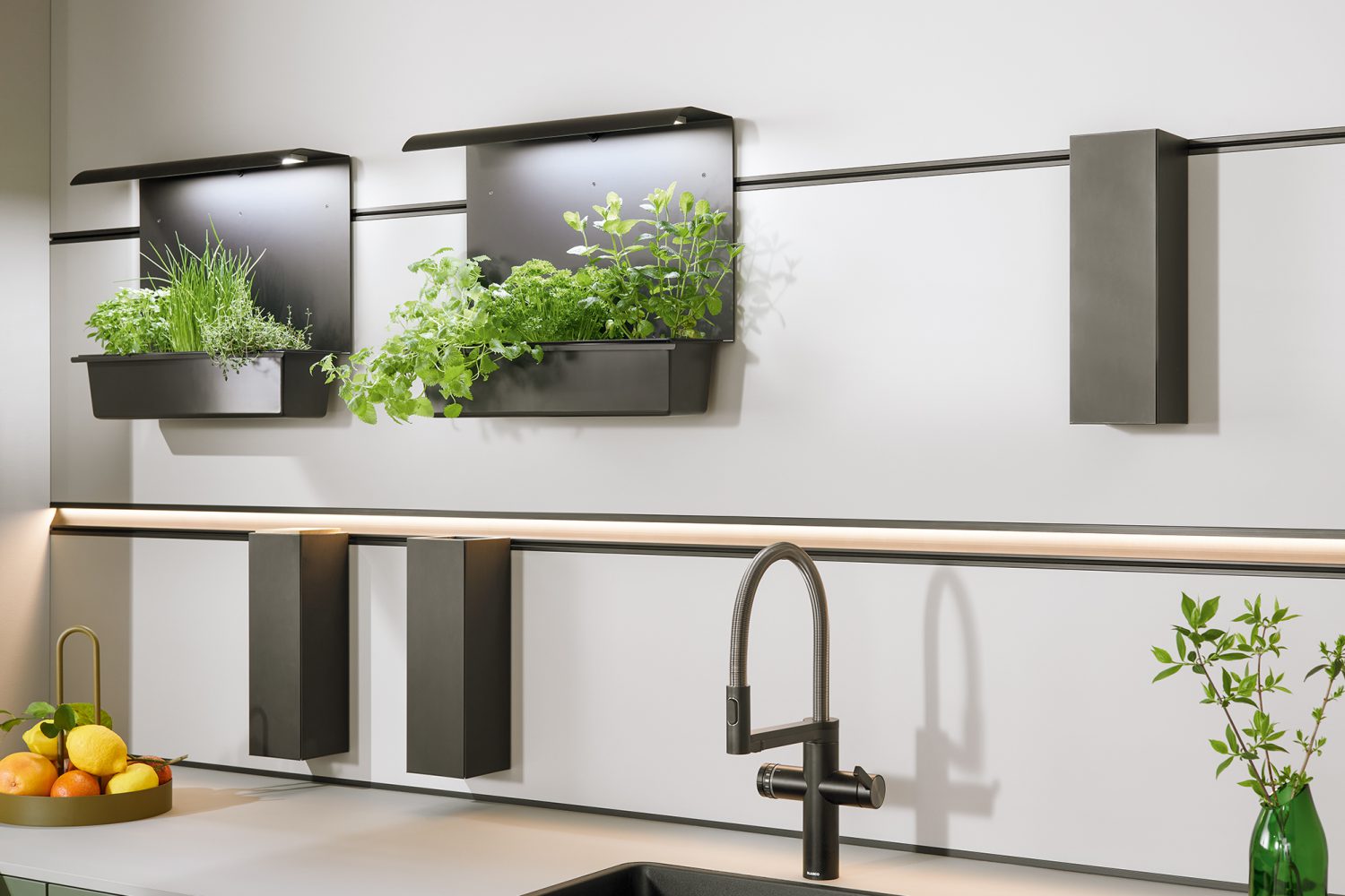 Helle, moderne Küche von next125 mit integriertem Paneelsystem