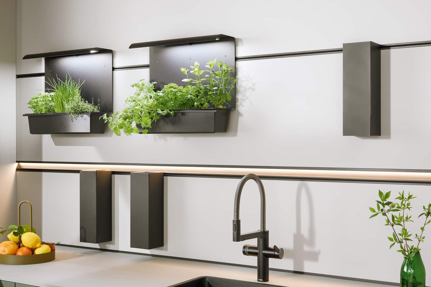 Helle, moderne Küche von next125 mit integriertem Paneelsystem